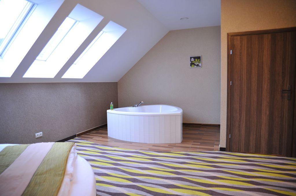 Oswald Arena Hotel Jemielnica Bagian luar foto