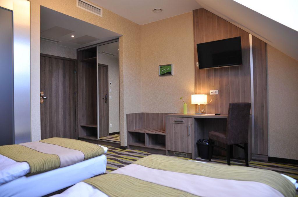 Oswald Arena Hotel Jemielnica Bagian luar foto