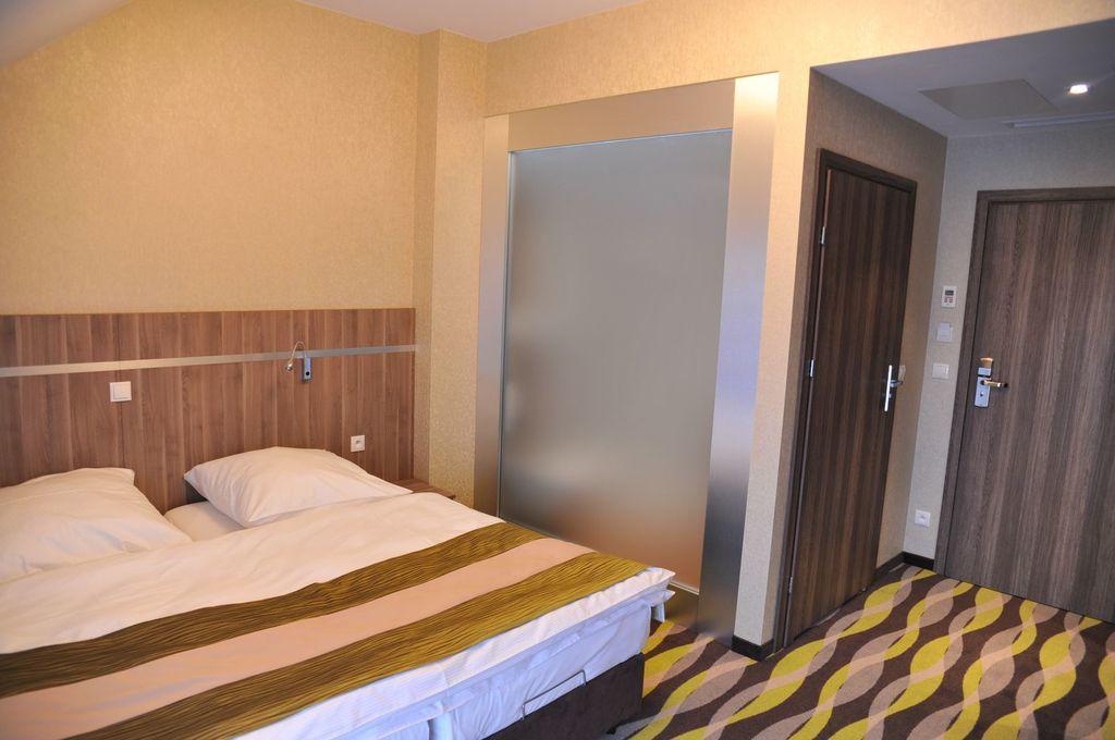 Oswald Arena Hotel Jemielnica Bagian luar foto